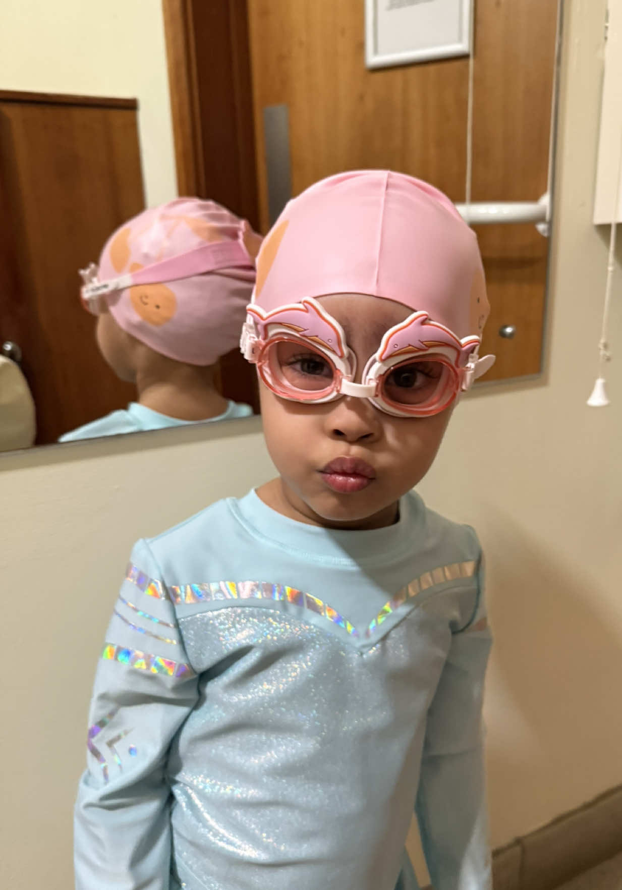 Don’t think I’ve laughed this hard in a long time 🤣 trying on Rara’s swimming goggles & cap for her first lesson 🏊‍♀️ Cap & goggles from @SUNNYLiFE~Summer Essentials 