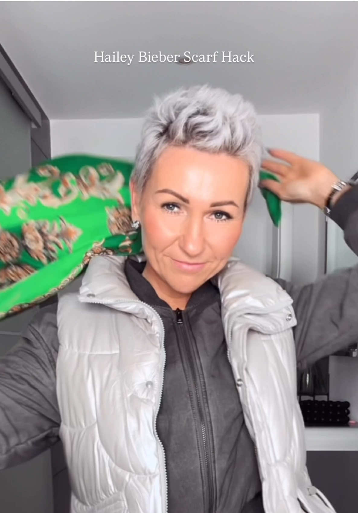 The cutest Hailey Bieber scarf hack ⚡️ 📌 Speichere dir diesen Hack – perfekt für jede Jahreszeit! Ob #badhairday , Wind oder einfach nur Lust auf was Neues: Mit einem Seidentuch & einem Cap zauberst du in Sekunden einen modernen Power-Look. 1️⃣ Tuch locker um den Hals gelegt: Enden knoten & doppelt über den Kopf legen. 2️⃣ Cap aufsetzen: Hinteren Teil des Tuches über das Cap holen. Mix aus Retro & Streetstyle, der sofort cool wirkt. 3️⃣ Sonnenbrille dazu – fertig ist dein Jetset-Vibe. 4️⃣ Extra-Tipp: Farblich abgestimmte Tasche macht den Look rund. 💬 Würdest du Tuch & Cap kombinieren? #fashionhack #fürdich #edgyfashion #agelessstyle #streetstyleinspo #ü50style #reelfashion #scarfhack #scarfstyle #fashionhacks #confidentwomen 