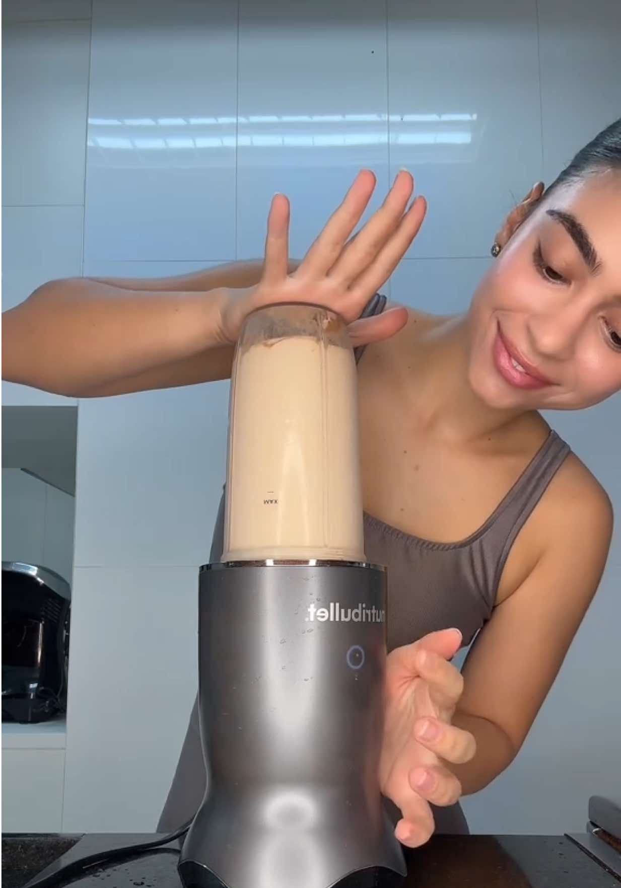 Café congelado + proteína vegetal @Dobro 🏷️ ALE + leite desnatado + processador @Nutribullet Brasil 🏷️ ALE + banana congelada 