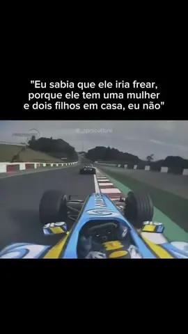 Em um dos momentos mais emblemáticos da Fórmula 1, Fernando Alonso comentou sobre sua ousada ultrapassagem em Michael Schumacher, destacando que, além da técnica refinada, havia algo a mais envolvido: o instinto e a humanidade. Alonso afirmou, com sinceridade: “Eu sabia que ele iria frear, porque ele tem uma mulher e dois filhos em casa, eu não”. A frase ressaltou a diferença de mentalidade entre os pilotos e a complexidade das decisões em uma corrida de altíssimo nível, onde fatores pessoais também entram em jogo. . . . #carros #f1 #gearhead #alonso #schumacher #viral #viralreels 