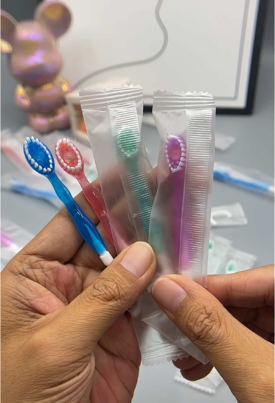 It's really convenient 🤩 I also keep a few in my purse.#toothbrush #teethcleaning #teethcare #traveltips #dealdrops #spotlight #tiktokmademebuyit 