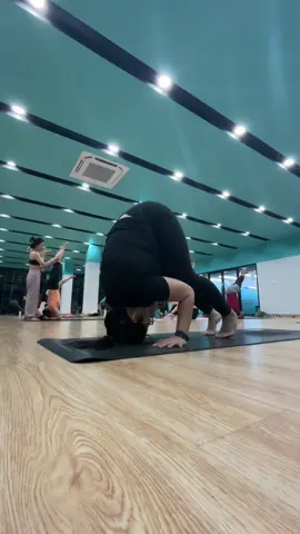 Kalo belum jungkir balik belum afdol gak sih ? 🙏🏻 #YogaGagalLucu #YogaFail #NgakakSehat #KocakAbis #AntigravityYoga #YogaDirumah #TikTokYoga #VideoLucu #ForYouPage #FYP #Viral #yoga #yogagirl 