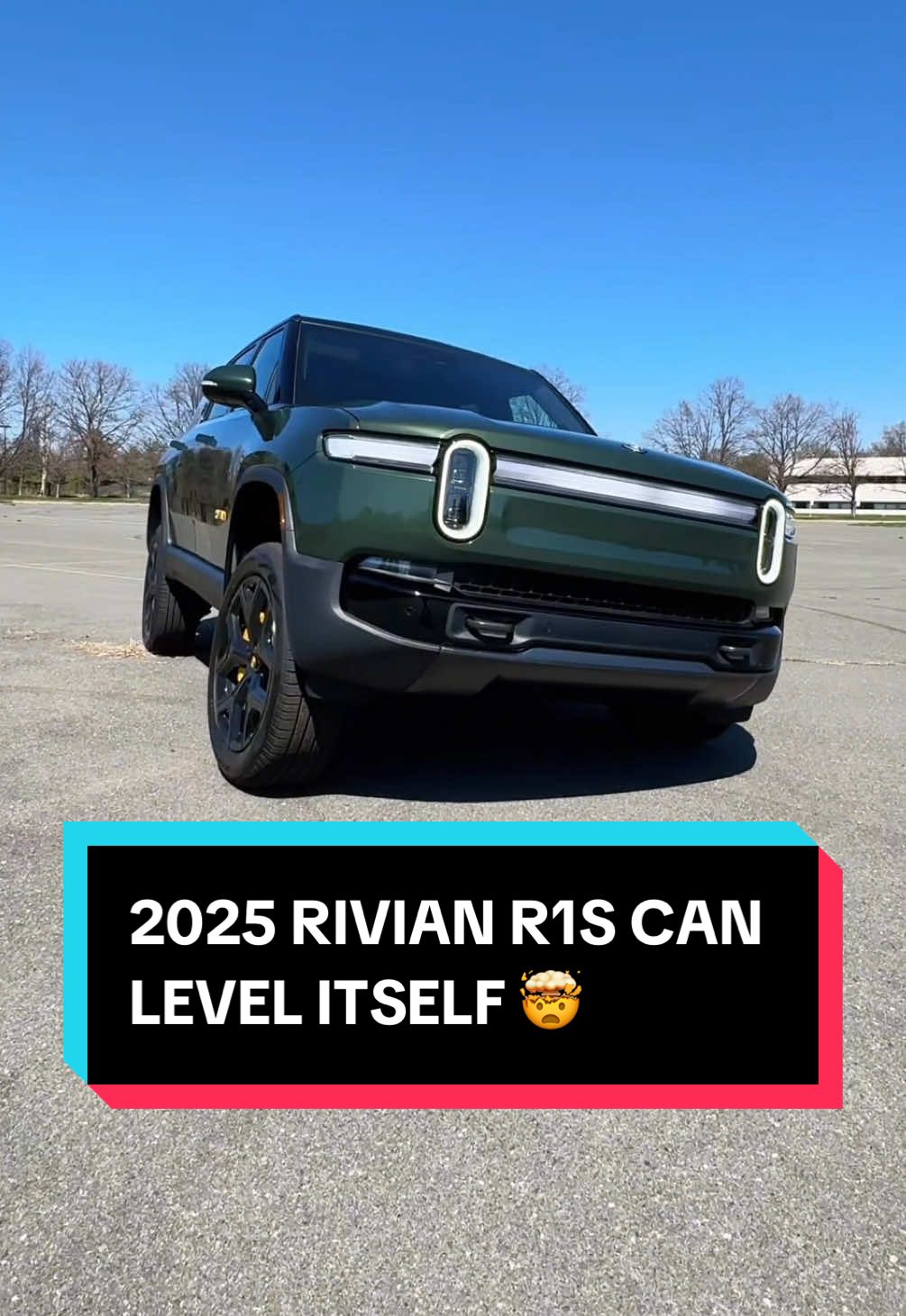 The 2025 Rivian R1S is pretty wild #rivian #r1s #suv #cartok #carcommunity #carsoftiktok 