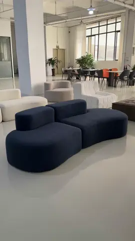 The long-awaited blue curved sofa #compressionsofa #compressedsofa #couch #sofa #boxsofa #sofainabox #sofá #canapé #foamsofa #bubblesofa #sofádecompresión #Kompressionssofa #goodthing #vacuumsofa #spongesofa #bonelesssofa #vacuumcompression 