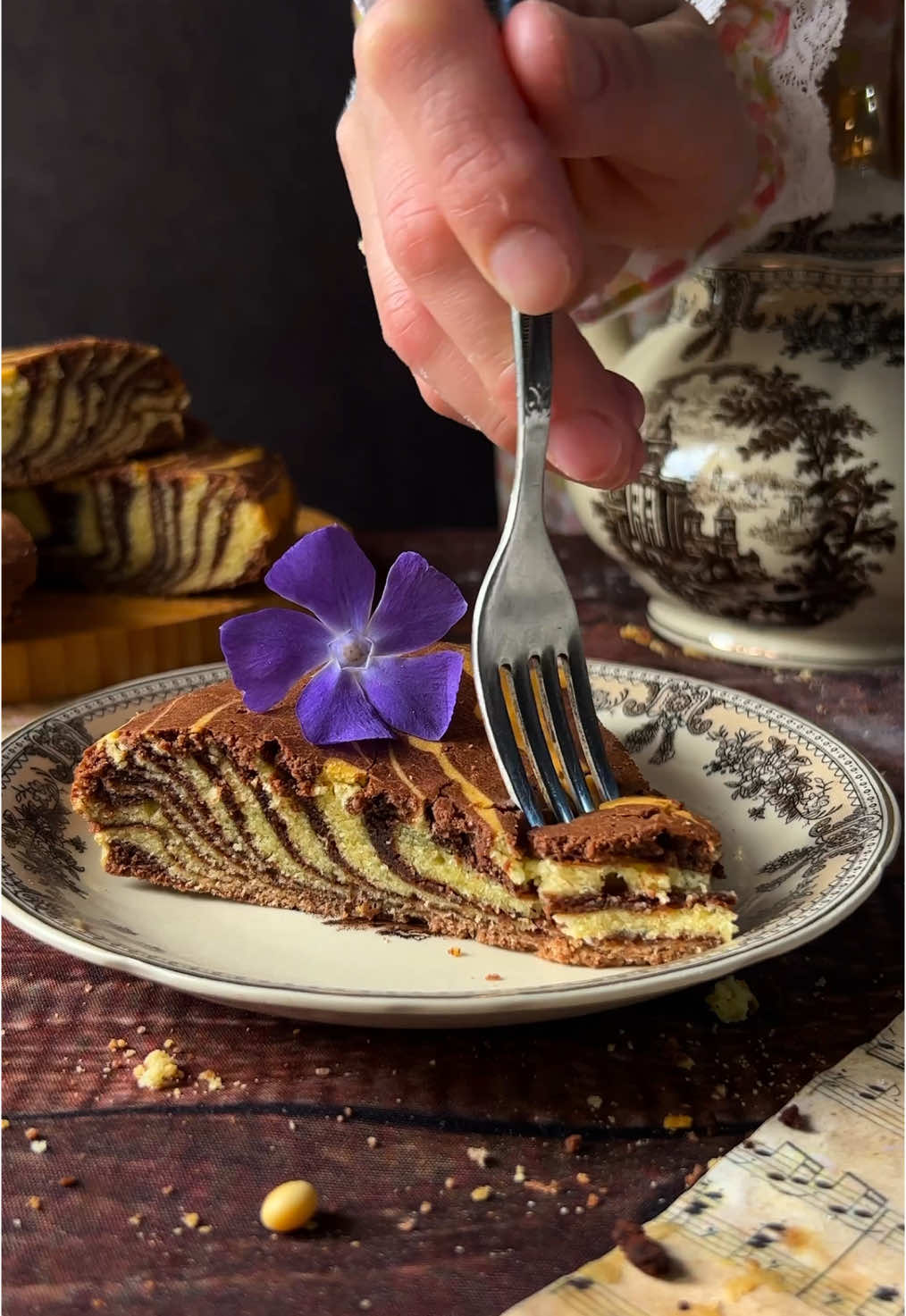 ნამცხვარი ზებრა 🥮 დაგჭირდებათ✔️  🔹კარაქი - 250გრ.  🔹შაქარი - 200გრ.  🔹კვერცხი - 4ც.  🔹ფქვილი - 250გრ.  🔹გამაფხვიერებელი - 1ჩ/კ.  🔹ვანილი - 1ც.  🔹რძე - 80მლ.  🔹კაკაო - 2ს/კ. მომზადება✔️    🔹ოთახის ტემპერატურის კარაქს დავუმატოთ შაქარი და კარგად გავთქვიფოთ გათეთრებამდე (10-15 წუთით). შემდეგ კი სათითოდ შევათქვიფოთ კვერცხი.  🔹მიღებულ მასას დავუმატოთ გაცრილი ფქვილი, გამაფხვიერებელი (შეგიძლიათ გამოიყენოთ სოდა-ძმრით), ვანილი, ბოლოს კი ვამატებთ ოთახის ტემპერატურის რძეს. (შეიძლება ოდნავ მეტი დაგჭირდეთ, ისეთი მასა უნდა გამოვიდეს, როგორსაც ხედავთ ვიდეოში).  🔹ცომი გავყოთ ორ ნაწილად. ერთ ნაწილს ვტოვებთ ისე, როგორც არის. მეორე ნაწილს კი ვუმატებთ კაკაო და რძის ნაზავს (2 ს/კ. კაკაოს დავუმატოთ 4 ს/კ რძე, ან წყალი).  🔹ფორმას წავუსვათ ცხიმი (ჩემი ფორმა იყო 22სმ.). მოვათავსოთ 2 ს/კ. კაკაოს მასა,  შემდეგ 2ს/კ.თეთრი მასა და ასე ვაგრძელებთ მანამ, სანამ არ მორჩება ცომი. (ისე, როგორც ხედავთ ვიდეოში).   🔹ვაცხობთ გახურებულ ღუმელში 160 გრადუსზე, 50  წუთით.  🔹ნამცხვარი შევაგრილოთ და მიირთვით გემრიელად, ფინჯან ჩაისთან ერთად… 🤗🫖 #foodvideo #foodvideography #foodart #food #foodartproject #გემრიელი #sweet #homemade #ტკბილი #zebracake #kitchen #ნამცხვარი #ნამცხვარიზებრა ✨