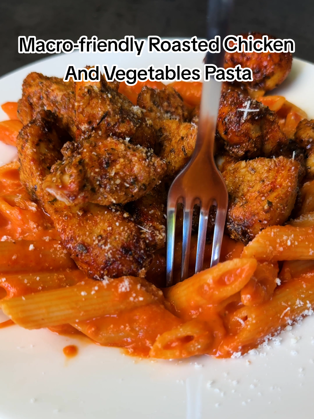 Chicken and Roasted Veggieeeees!😍 Roasted veggies sauces are really one of my favorite things in the world!🌶️ Here is another version, a DELICIOUS pasta sauce, full of flavours, healthy and EASY to make! This time, combine it with a well seasoned chicken, cooked with the veggies, and you’ll get this amazing recipe🔥 Tasty and so comforting, I promise you, it’s divine✨ everything goes perfectly together and, it’s macro-friendly!  Honestly one of my best recipes so far, I’m so happy to share it with you!🥰 Calories : 435 Protein : 35g Carbs : 40g Fat : 8g If you’re interested in the full recipe, it's my Happy & Healthy cookbook, the link is in my bio📝 Bon appétit❤️ #healthy #pasta #veggies #foodies #tasty #delicious #healthyrecipe 