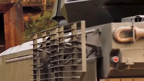 T-14 Armata, chiếc xe tăng chiến đấu chủ lực thế hệ 4 hiện đại nhất trong biên chế Lục Quân Nga, cũng là chiếc xe tăng sử dụng tháp pháo không người lái đầu tiên trên thế giới. Với số lượng 100 chiếc đơn giá xuất khẩu 9 tr USD/chiếc, sấp sỉ gần bằng 2 chiếc T-90.