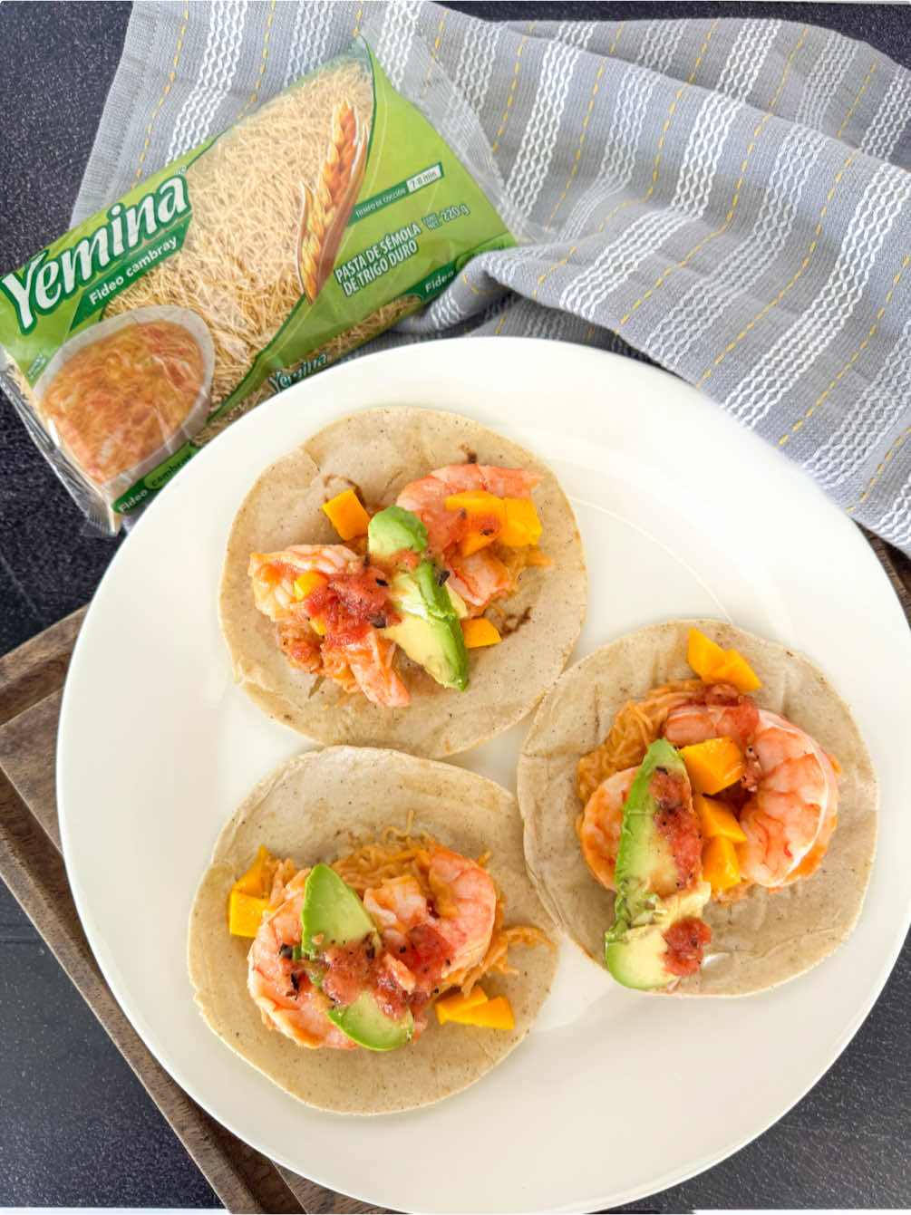 Estos Pastacos de Yemina son la combinación perfecta para estos calores. Son frescos, deliciosos y fáciles de hacer.  Ingredientes: 10 camarones 1 bolsa de fideo Yemina  3 jitomates  1 trozo de cebolla 1 mango  1 diente de ajo Chile chipotle al gusto Tortillas de maíz  1 aguacate Sal Pimienta Aceite Sal con ajo Salsa de tu preferencia  Procedimiento  1. Cocemos los jitomates en agua y ya listos los pasamos a licuar con el ajo, cebolla, chipotles, sal y pimienta y reservamos 2. ⁠en un sartén caliente ponemos el aceite y luego el fideo y dejamos dorar uniformemente  3. ⁠en un bowl ponemos los camarones y los condimentamos con sal con ajo 4. ⁠agregamos la mezcla a los fideos y en primer hervor agregamos los camarones y dejamos cocer 5. ⁠en un comal con un poco de aceite ponemos las tortillas y las calentamos  6. ⁠para emplatar ponemos la tortilla, fideos, camarones, aguacate en tiras y mango en cubitos con la salsa. Prepáralos, a todos en tu casa les van a encantar.  Con cariño, Gio . . . . @Pasta Yemina #Yemina #PastaYemina #PastacoYemina #Publicidad 