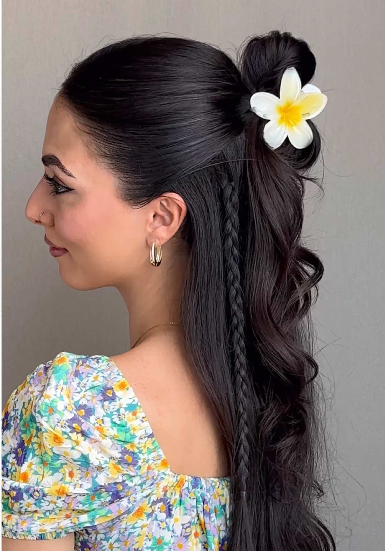 Easy Spring Hairstyle 💛🌼 #hairstyletutorial #hairtok #springhair #hairtutorial #easyhairstyles #clawclip #pinteresthair #longhairstyles #hairideas #hairinspo 
