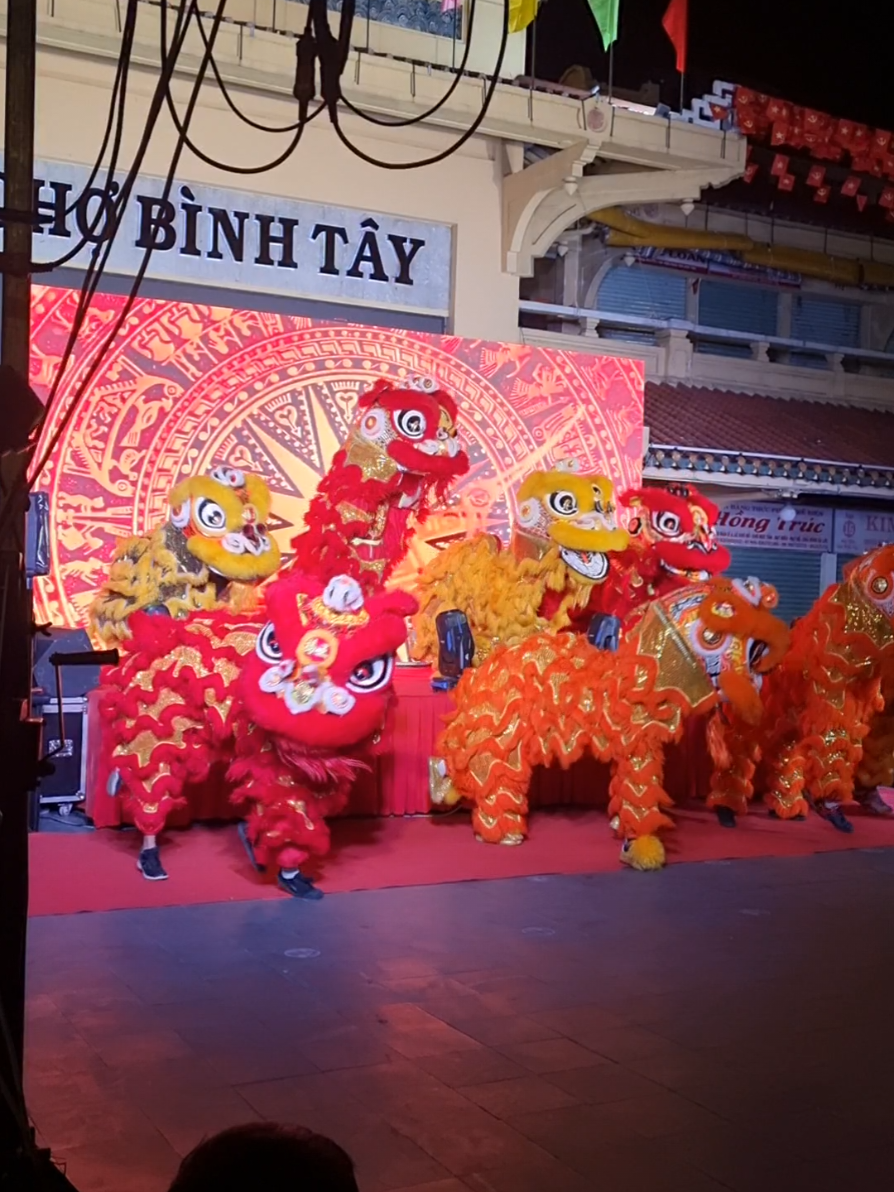 Chợ Bình Tây hôm nay có múa lân đông vui quá luôn nè mn ơi. Mn đã đi du lịch thăm quan chợ Bình Tây lần nào chưa ? #dulich #chobinhtay #mualan #mualansurong 