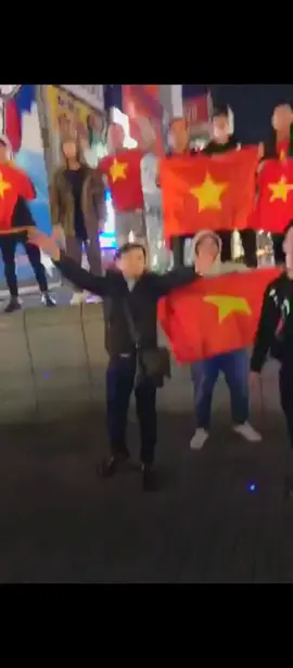 Dù là đang ở nơi đâu , Dù là lứa tuổi nào cũng không bao giờ quên Quốc Ca Việt Nam Anh em Việt Nam tại namba osaka nhật bản chào mừng ngày 30/4 kỉ niệm 50 năm giải phóng miền Nam thống nhất đất nước. #VietNam #30thang4  #1975 #lichsu #namba #osaka #nhatban 