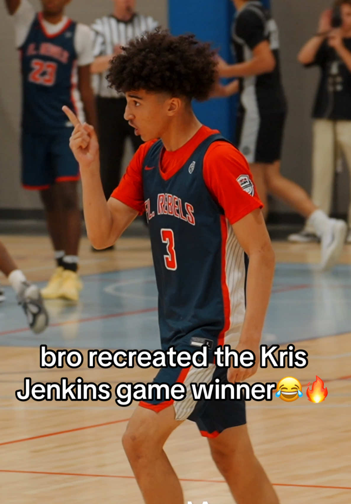 Real hoopers know where this play is from😂🔥 #fyp #aau #krisjenkins #eybl 