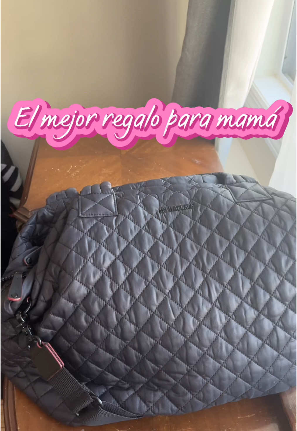 Moms, pero make it fashion ¿Niños, pañales, juguetes… y aún así vernos increíbles? Esta bolsa es mi nueva obsesión y sí, cambia TODO. Chic, cómoda y viajera. Link directo en mi perfil. #AmazonFinds #MomTok #BagGoals #amazon #amazonfinds #mothersdaygift 