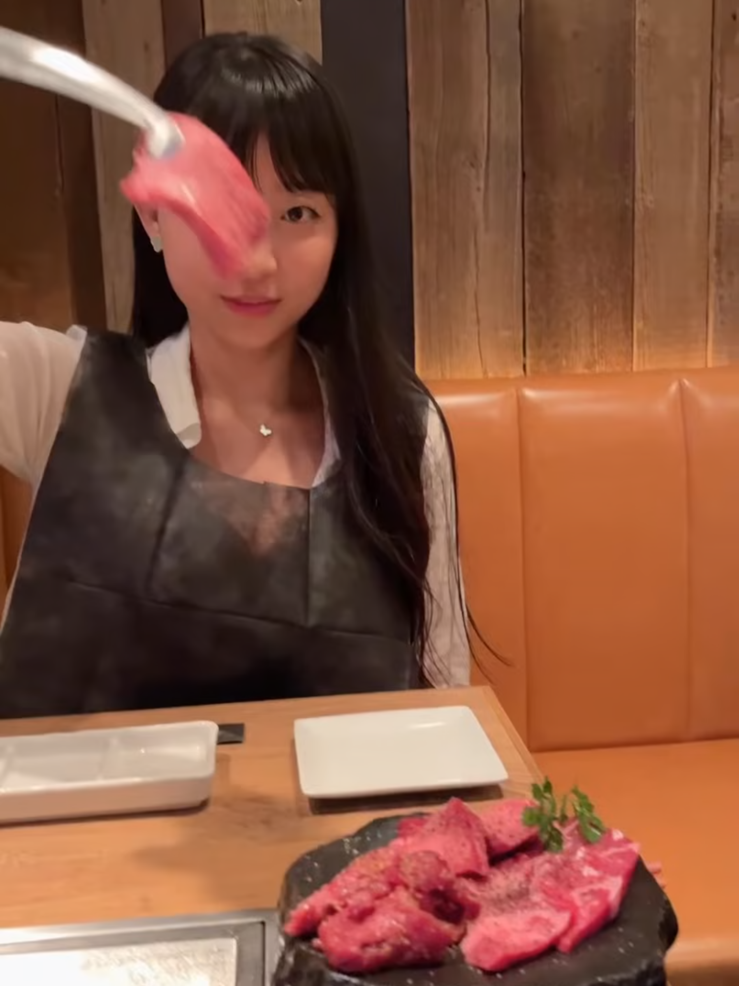 pyoapple eating beef tongue