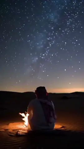 قران كريم تلاوة خاشعة رجل عربي يتأمل السماء في صحراء هادئة مع تلاوة قرآنية | Arab Man Reflecting Under Stars with Quran