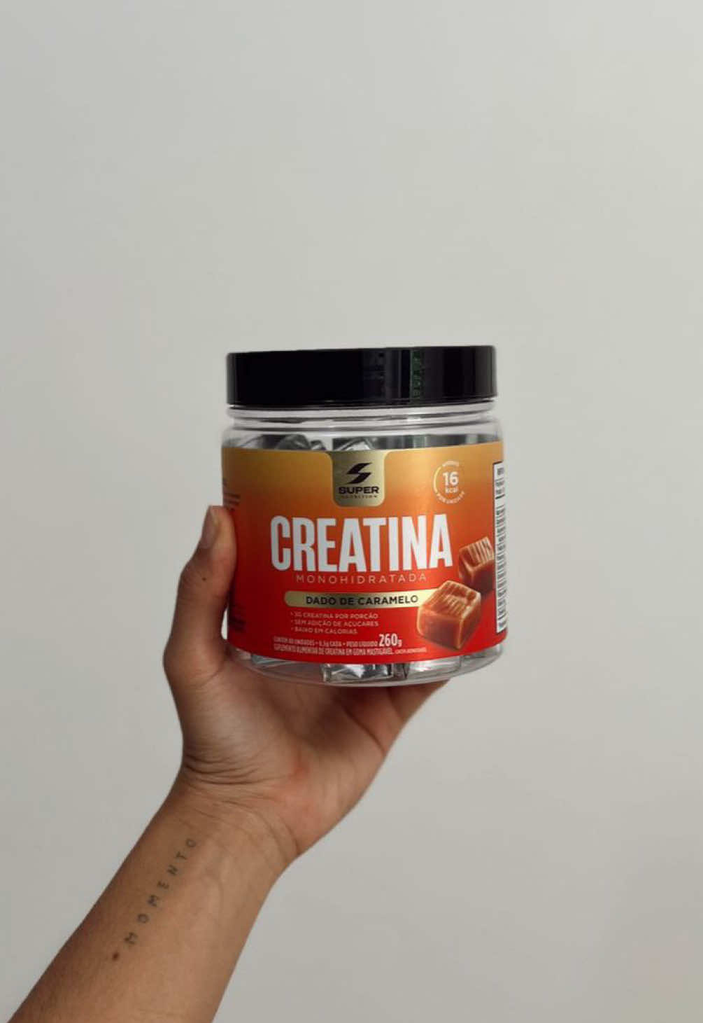 CREATINA EM DADO DE CARAMELO: será que é bom mesmo? 🫣 eu particularmente sou FÃ, mas você não precisa acreditar em mim: eu trouxe os universitários (Saroca e Nats) pra provar essa novidade e deixar o veredito oficial ✨😎🤞🏻 #creatina #creatinamonohidratada #creatinagummy #creatinadecaramelo #dadodecaramelo #caramelo #dadinhodecaramelo #saborosa #wellness #gummydecreatina #desincha #supernutrition