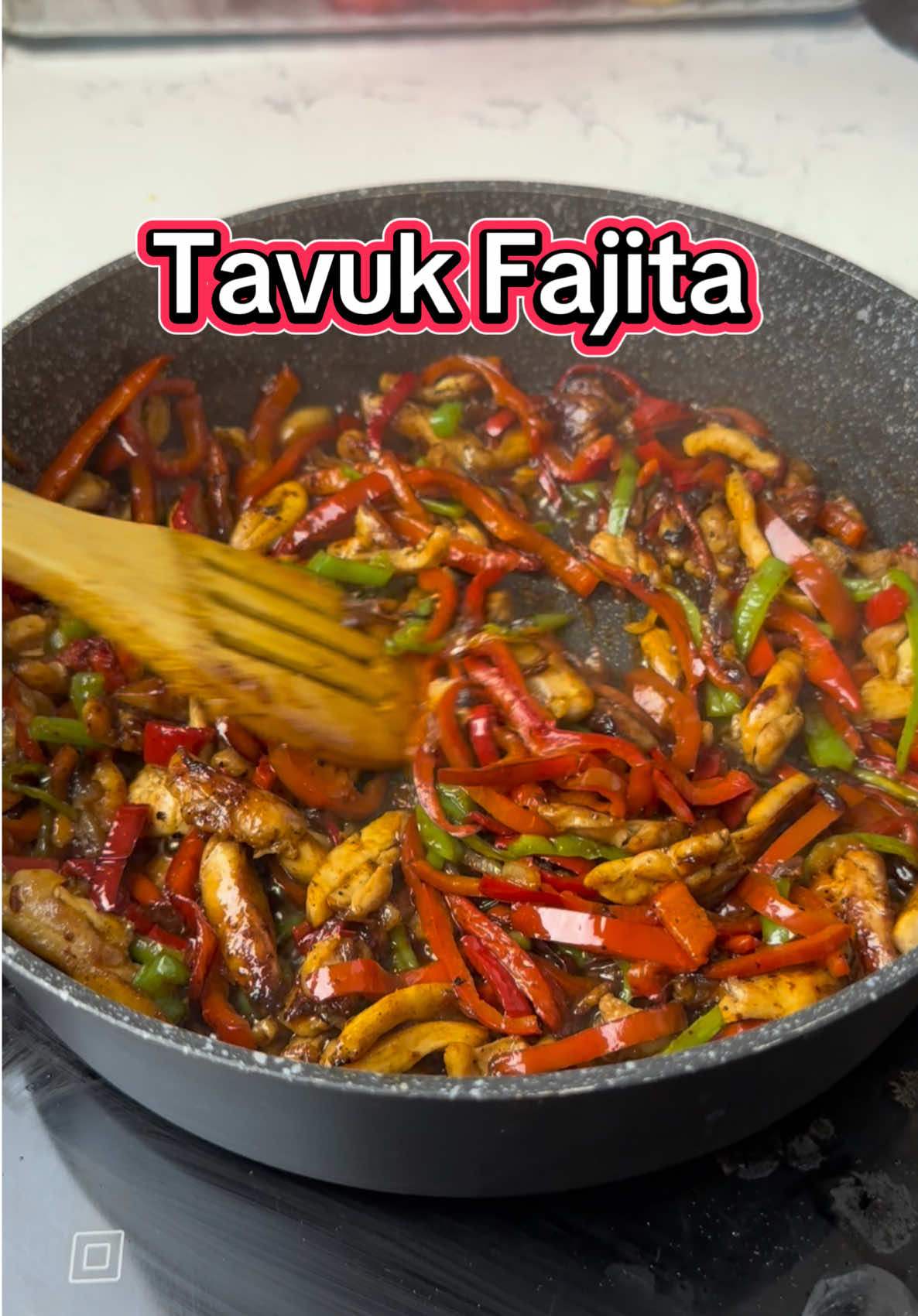 Куриная фахита (Tavuk Fajita) Ингредиенты: 	•	Куриное бедро (филе) — 400 г 	•	Красный сладкий перец — 4 штуки 	•	Зелёный перец — 2 штуки 	•	Лук — 1 средняя луковица 	•	Соевый соус — 3 столовые ложки 	•	Чёрный перец — по вкусу 	•	Оливковое масло — для жарки Способ приготовления: 	1.	Нарезаем куриное филе соломкой. 	2.	Обжариваем курочку на оливковом масле до золотистой корочки с двух сторон. 	3.	Добавляем нарезанный лук, обжариваем вместе пару минут. 	4.	Добавляем нарезанные полосками красный и зелёный перцы. 	5.	Приправляем чёрным перцем, вливаем соевый соус. 	6.	Перемешиваем и тушим всё вместе 1–2 минуты. 	7.	Подаём горячим с лавашом. Хэштеги для публикации: #турецкаякухня #турецкиерецепты #türkmutfağı #легкиерецепты #tavukfajita #куринаяфахита #рецептынакаждыйдень #быстрыерецепты #еда #турциявкусная