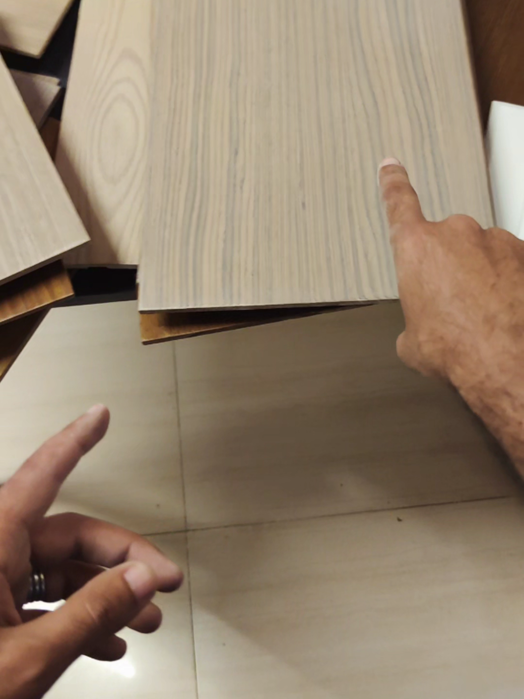 عن جمال قشره الاخشاب والوانها وانواعها قشره الخشب هي فن كبير جدا واستخدامها وتركيبها وادهنها من الحاجات الممتعه جدا والحساسه قوي اللي فعلا ممكن تخلي قطعه خشبيه عاديه تحفه فنيه او تخليها حاجه مش جميله اطلاقا . . . . . #ديكور #تصميم #تشطيب #نجارة #أبواب #تجاليد #باب #باب_عمولة #أخشاب #قشرة #التجمع_الخامس #مهندس_ديكور #دمياط #دمياط_الجديدة #القاهرةالجديدة #دبي #هندسة #مهندس #تصميم_داخلي #مهندس_ديكور #دبي #جدة #القصيم #الرياض #قطر 