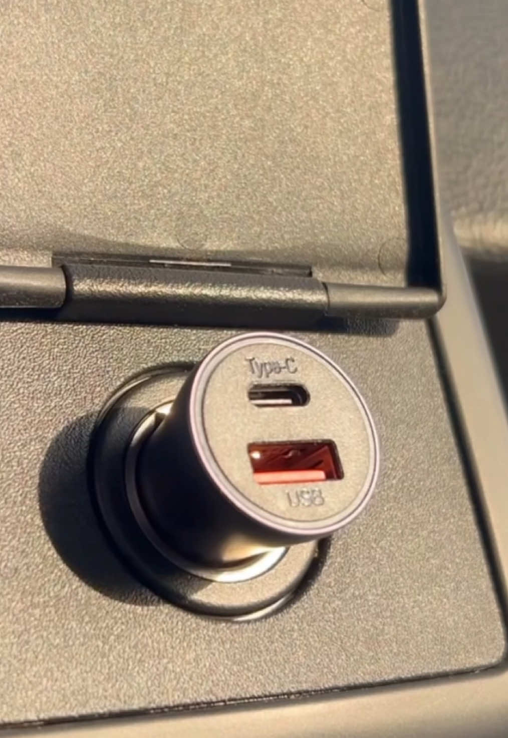 شاحن السيارة من #بيسوس رفيقك المثالي على الطريق، لشحن سريع وأداء مضمون يخليك دايم جاهز للانطلاق. #تقنية #السعودية #الكويت #قطر #الامارات #الاردن #عمان #البحرين #بيسوس #Baseus #Fast #Charging #Practical #Reliable #Base_On_User