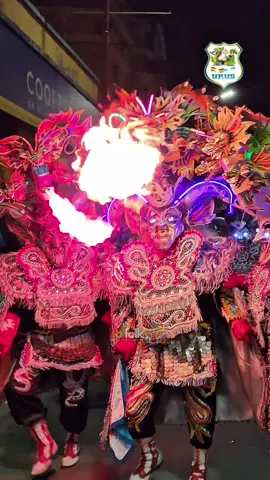 La Diablada Artística Urus celebró 65 años de vida institucional con un recorrido lleno de música, danza y tradición. ✨️🇧🇴💙🤍 Un legado que sigue brillando en el folklore boliviano. #diabladaurus #65años #folkloreboliviano #diablada  #culturaytradición #oruro #bolfolk #bolivia #diablada100x100boliviana #ladiabladaesboliviana🇧🇴 #ladiabladanaceenorurobolivia #ladiabladaesboliviana #carnavaldeoruro #Viral #parati #fyp #puno #aniversariodiabladaurus #CapCut 