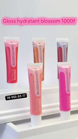 Gloss hydratant blossom makeup disponible à 1000f l’unite.  La douzaine à 10.000f    Contact: 78-955-83-17 #avourcosmetics #avoursenegal #gloss #glossylips #moisturizer #hydratation #blossommakeup