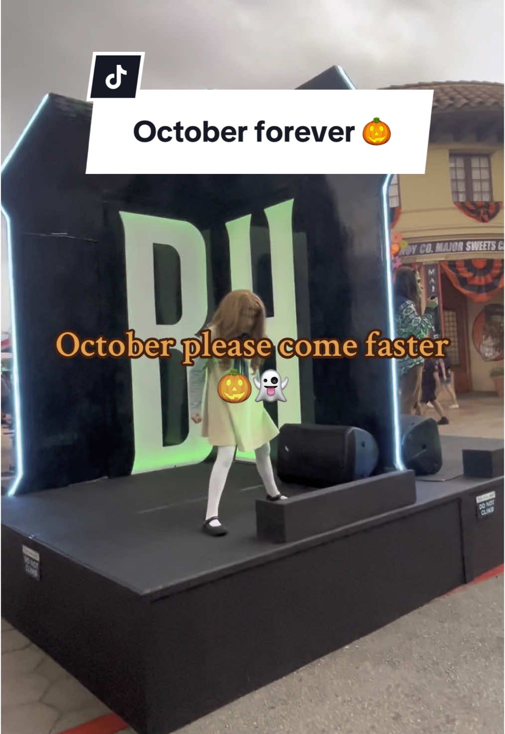 Spooky season needs to hurry up 🎃👻  #spookyseason #thisishalloween #halloween #halloweennights #halloweenhorror #halloweencountdown #halloweentok #missinghalloween #october31st 