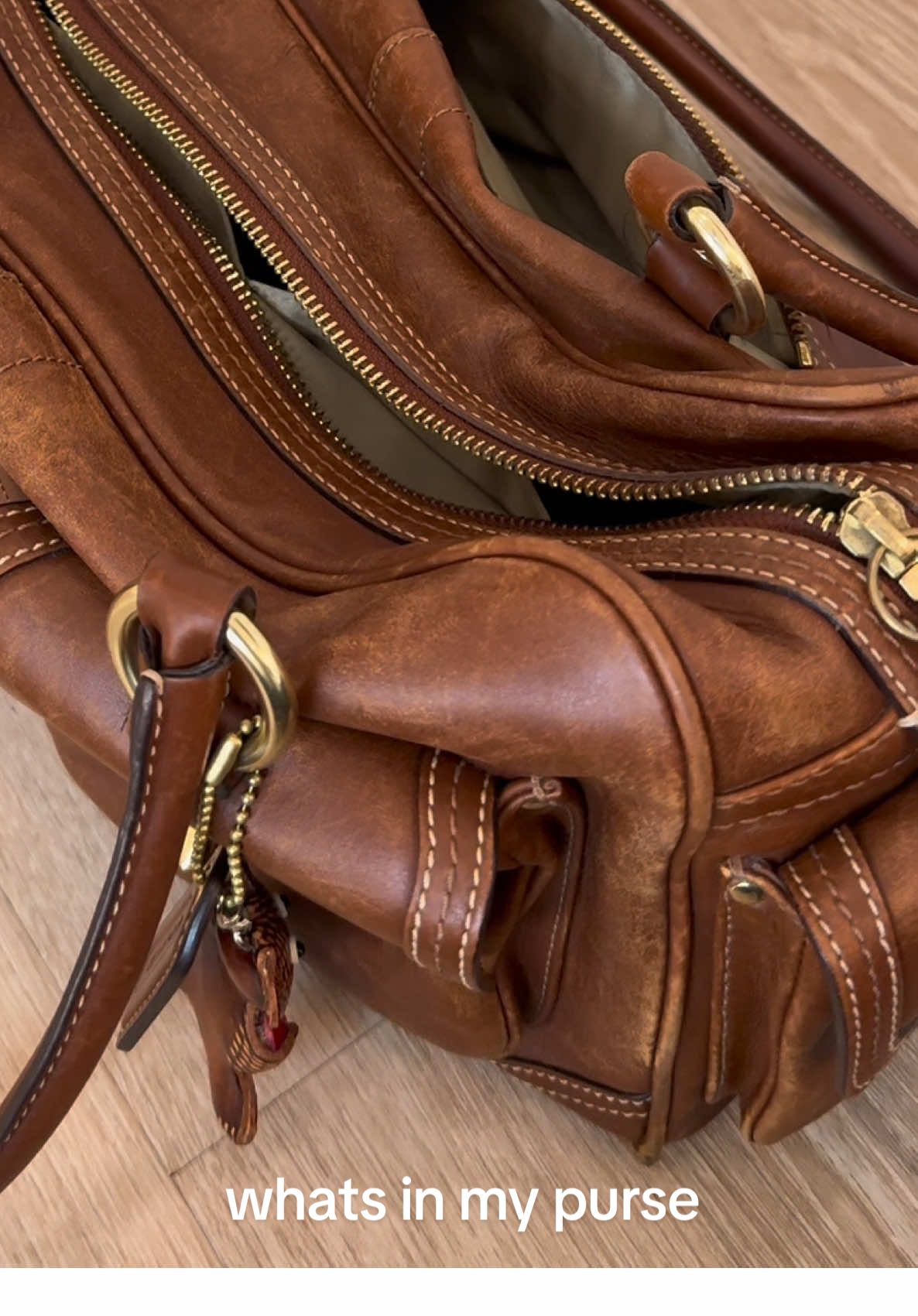 Whats inside my purse 💌 #whatsinmybag #whatsinmypurse #coachpurse 