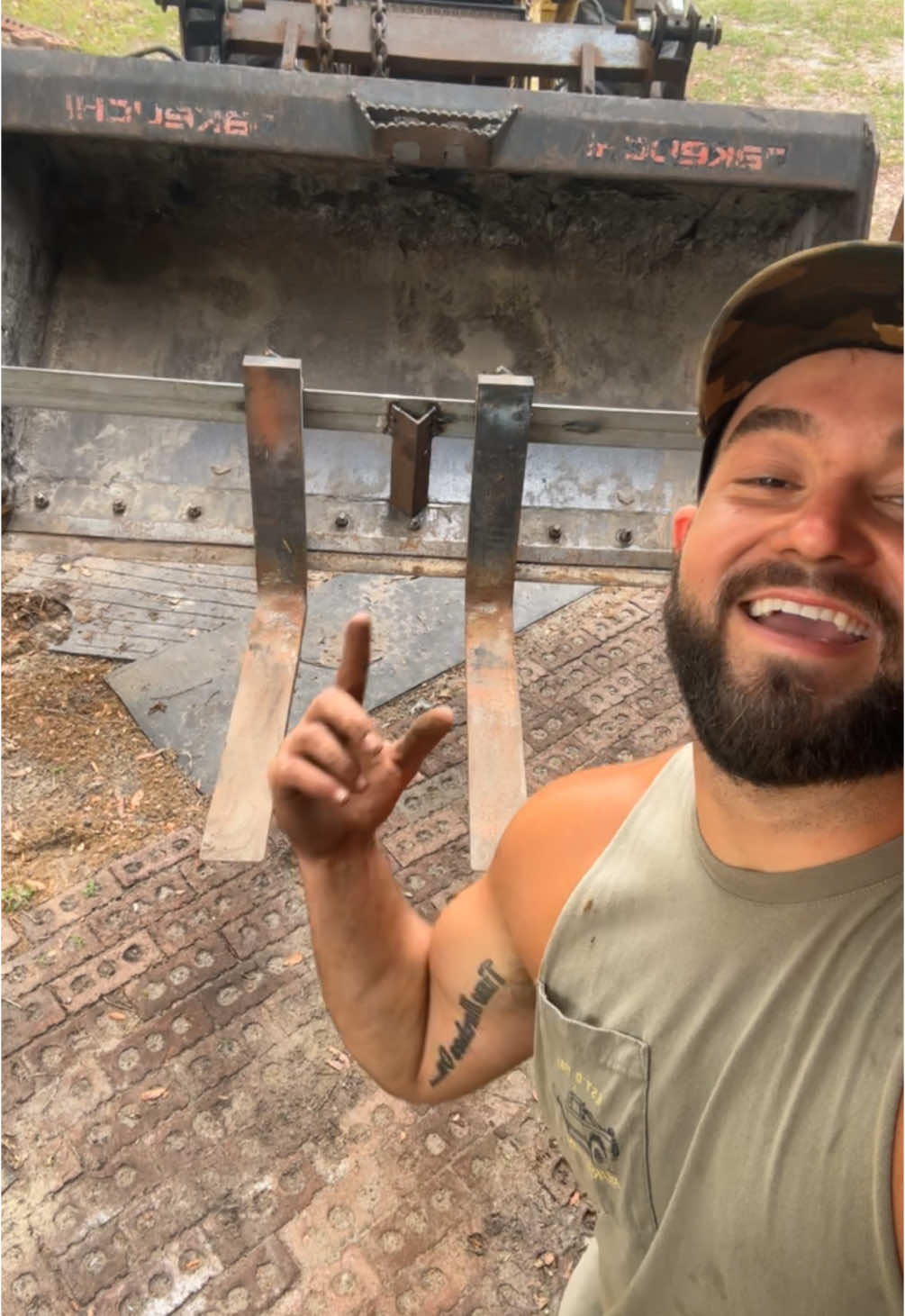 I fabricated pallet forks…                #funbucketkustoms #fbk #kustom #palletforks #DIY #fabrication #welding #tractor #imovecarsmf #floridatoys 