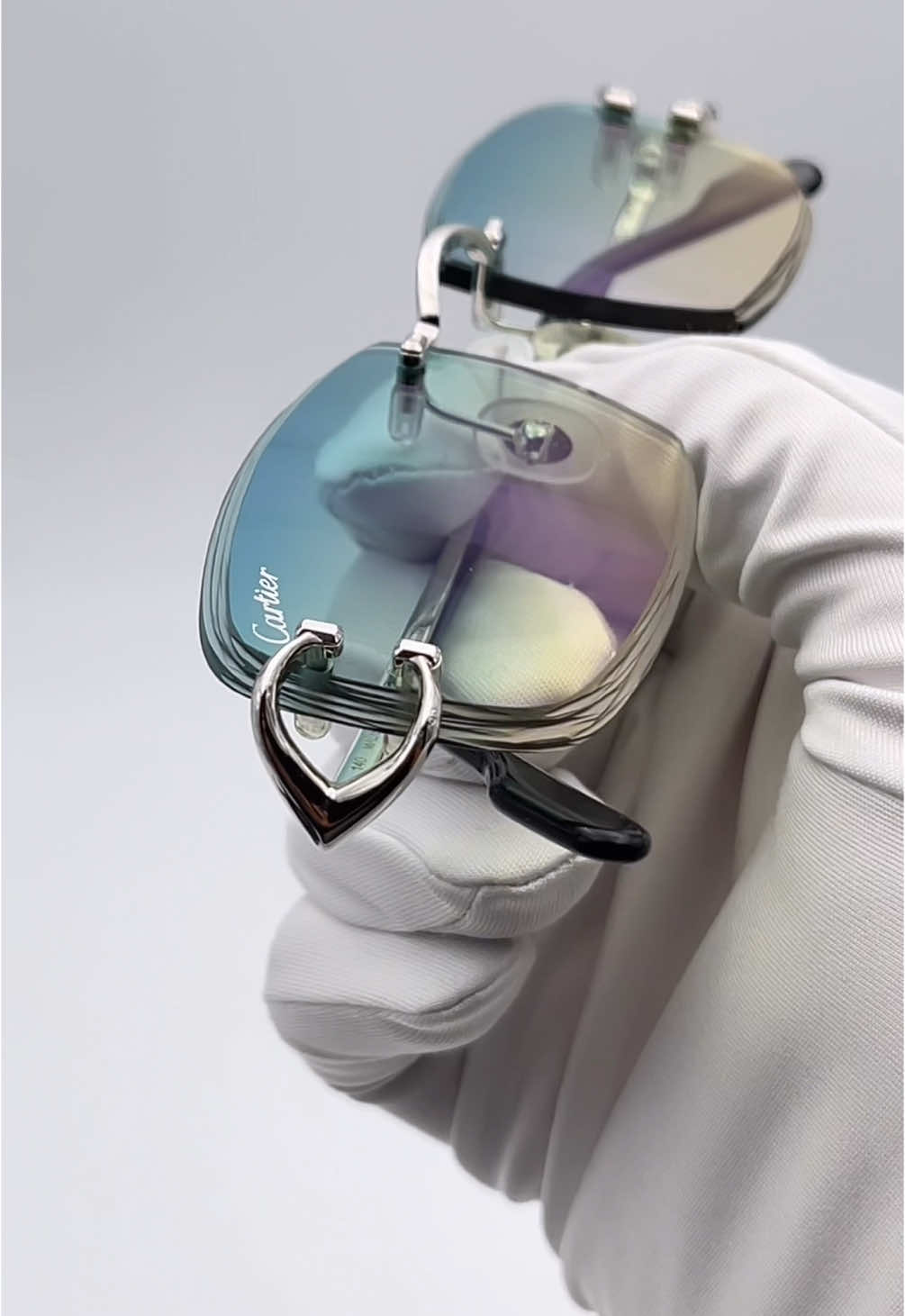 Cartier Piccadilly argenté ainsi que ses verres dégradé bicolore Diamond Cut circulaire. Une création 12ème Art.  #cartier #diamondcut #diamondcuts #cartierframes #cartiersantos #cartiersunglasses #lunettes #lunettesdesoleil #cartiereyewear2023 #cartiereyewearcollection #cartiereyewear #cartiers #sunglasses #lunettecartier #12èmeart #diamondcutlenses