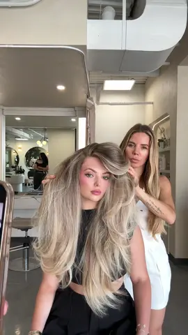 With summer coming up.. we’re remincing on the perfect light yet dimensional blonde. This process consists of: a wet balayage & blend! It's like outlining certain hair strands to have an extra level of lift and pop. Begin to incorporate this balayage technique with your blondes & watch what happens. Join my upcoming master class Toronto & montreal and online education waitlist dvcolourclass@gmail.com.                          Get the dvcolour signature technique book my @vividsalondv team! Call (905)990-8777