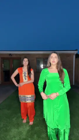 Pabhaan par nachdi 💚🧡 #giddha #punjabi #sister #gidha #wedding #bhangra #choreographer #kalerangdaparanda #fyp #london #dance #trending 
