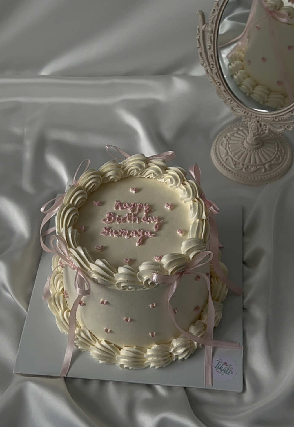 She wanted something soft, sweet, and oh-so-pretty- 😮‍💨 so we created this dreamy birthday cake with creamy whites and blush pink touches 🤍🎀 DM to customize your cake now! . . . . #vintagecake #cake #cakedesign #bow #birthday #pink #pinkcake #birthdaycake #cakedecorating #cakedesign #relaxing #satisfying #bowcake #birthday #bithdaycake #buttercreampiping #pipingtechniques #fy #fyp #pipingskills #caketutorial #prettycakes #alex #alexandria #kafrabdo #اسكندرية #كفرعبده #كيك 