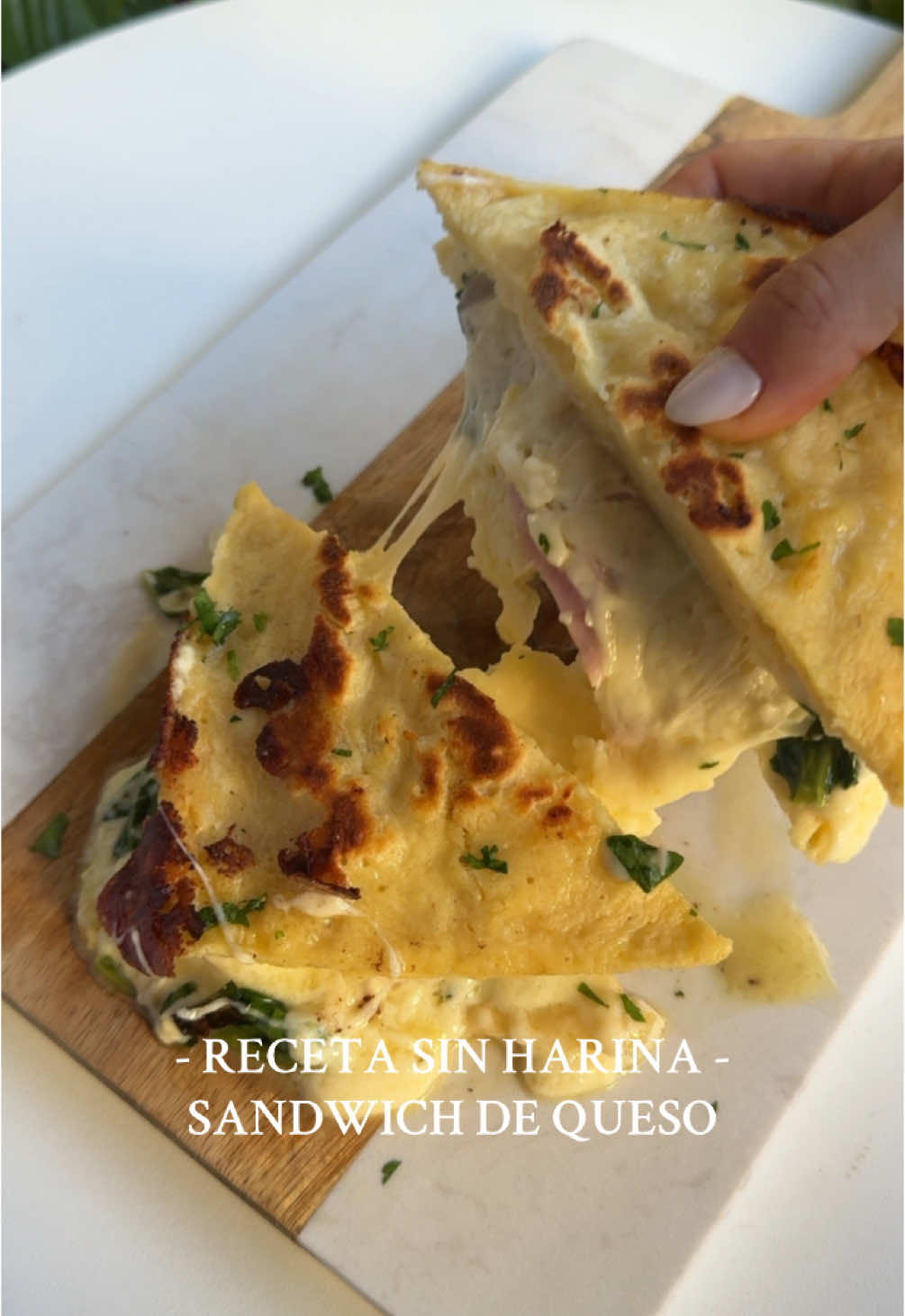 Sandwich de queso sin harina & súper rico 💘 Hacetelo para merendar, es super fácil y muuuuy rico 😏 Ingredientes  Un huevo y una clara  1 cucharada de queso crema  3 cucharadas de harina de almendra  Una cucharadita de polvo de hornear  Un puñado de queso rallado Sal y pimienta a gusto  De relleno agrégale lo que más te guste! Yo usé jamón, queso y espinaca 🫶🏽 #cocina #recetasfaciles #cocinacasera #recetas #cocinafacil #recetascaseras #recetasinharina #sinharina #ketofoodideas #ketorecipes 