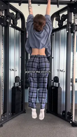Too good #viviennelifts #GymTok #Fitness #deadhangs #gym #decompression #stretching #stretch 