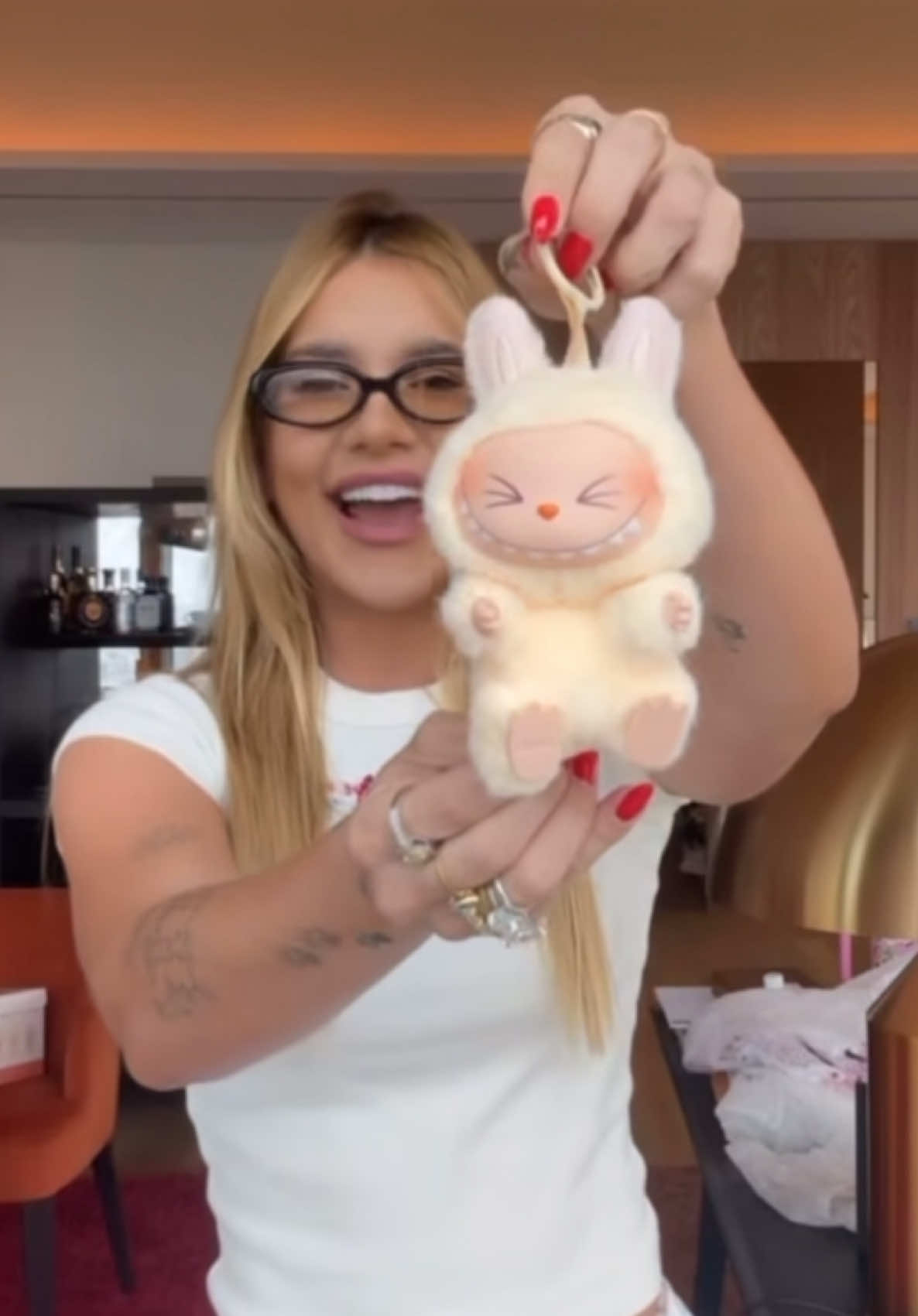 A reação da Virgínia abrindo o seu Labubu foi simplesmente TUDO! 😍😍 E claro, o nome dele não poderia ser outro: Romerito! hahaha Se você também quer adotar o seu Labubu (ou o seu Romerito!), corre porque os nossos estoques são limitados! 😱 📲Clique no link da bio e garanta já o seu antes que acabe! #labubu #colecionaveis #tendencia #labububrasil 