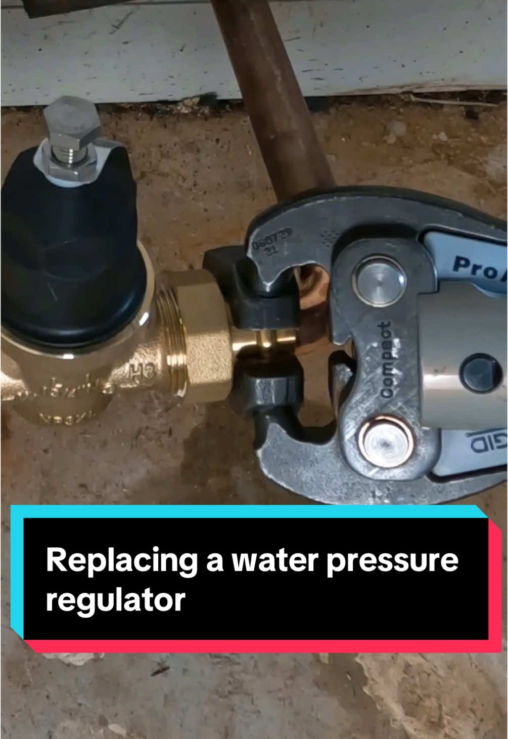 Replacing a water pressure regulating valve on copper pipe 💦 #plumbing #plumber #asmr #DIY #foryou 