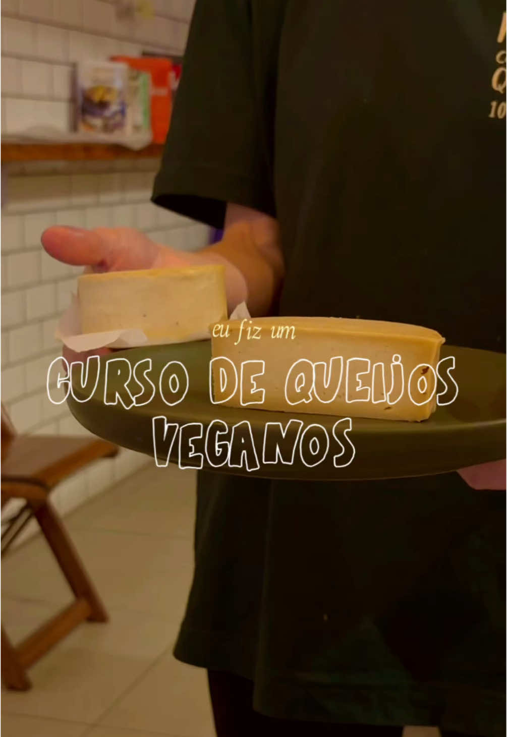 vegana que só queria aprender uma receita e saiu querendo abrir uma queijaria artesanal 🧀🌱🫶😋 fiz o curso de queijos veganos do matuta café e queijaria e aprendi tudo sobre fermentação, cura, temperos e até como usar em receitas doces e salgadas! sem contar a degustação de tudo no final (comi >muito< e tava maravilhoso) 🤌 | 🏷️: #veganismo #queijovegano #dicasp #plantbasedfood #creatorsearchinsights 