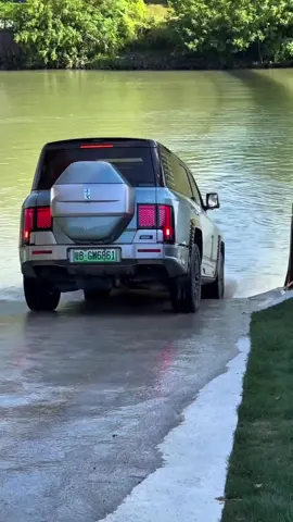 ○ U8 pode velejar em uma profundidade máxima de até 1,4 metro. ○ modo de flutuação de emergência, no entanto, é ativado automaticamente quando o carro ultrapassa esse limite. Uma vez ativado, o motor de combustão desliga imediatamente, Disus-P eleva a suspensão ao nível máximo, as janelas se fecham automaticamente, o A/C muda para circulação interna e o teto solar abre, como uma espécie de saída de emergência. Créditos Lucas Amadeus e BYD menos