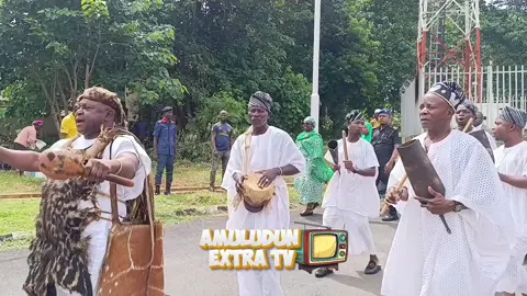 Watch moment the Great Ooni of Ife arrive Ibadan to welcome The First Lady  #ooniofife  #yeramoses  #amuludunextra  #olowoife  @Yera Moses Olafare  @adesola ogunwusi shorel  @HM Olori Ashley Ogunwusi  @Nelson Kenneth ( KUKUSHI)  @HRM OBA ABDUL YAKEEN SINAAYỌ  @Ark Tv Jolly Entertainment 
