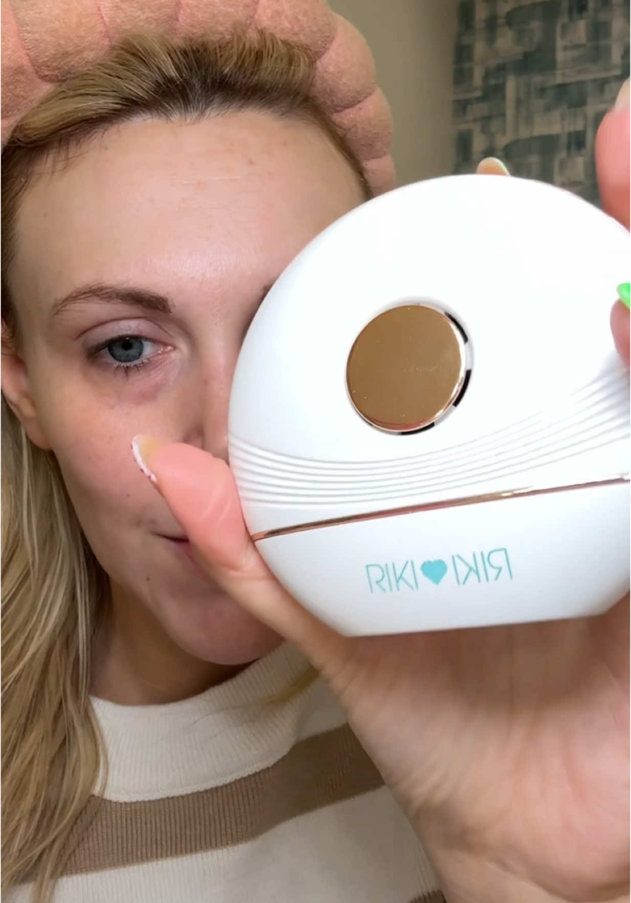 Okay so I’ve been testing out the Riki Gua Sha facial massager and let me just say—if you’ve ever wondered “does Gua Sha really work?” the glow-up is real. It’s heated, it vibrates, and it’s way more luxe than the old-school stone versions. If you’re not sure when to use Gua Sha or need help getting started, I followed a few using Gua Sha tutorials and now I’m obsessed. I’ve added it into my night routine and the Gua Sha routine before and after difference is wild. Also yes—if you’re wondering how to use a Gua Sha tool, the trick is upward strokes, chill music, and pretending you’re in a spa. #WhenToUseGuasha #HowToUseAGuashaTool #GuashaRoutineBeforeAndAfter #UsingGuashaTutorials 