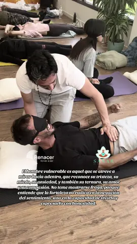 El hombre vulnerable y sus emociones Durante siglos, la figura del hombre ha estado ligada a la fuerza, la dureza y la contención emocional. Se le ha enseñado que llorar es debilidad, que el dolor debe guardarse en silencio y que mostrar emociones lo aleja de su masculinidad. Sin embargo, la vulnerabilidad no es un defecto; es una cualidad profundamente humana que enriquece la experiencia individual y fortalece los vínculos con los demás. El hombre vulnerable es aquel que se atreve a mirar hacia adentro, que reconoce su tristeza, su miedo, su ansiedad, y también su ternura, su amor y su compasión. No teme mostrarse frágil, porque entiende que la fortaleza no radica en la negación del sentimiento, sino en la capacidad de vivirlo y expresarlo con honestidad. Aceptar la vulnerabilidad permite que el hombre se conecte de forma más auténtica con su entorno. Abre la puerta al diálogo, al entendimiento mutuo y a la empatía. Le permite sanar heridas emocionales que durante mucho tiempo fueron reprimidas y que, al no ser reconocidas, se convirtieron en cargas invisibles. Hoy, ser un hombre vulnerable es un acto de valentía. Es romper con estereotipos que limitan el desarrollo emocional y abrazar una forma más plena y libre de vivir. Es demostrar que llorar no lo hace menos hombre, sino más humano. #hombre #elhombrevulnerable #amor #paz #sanacion #fe #SanaciónEmocional #niñointerior 