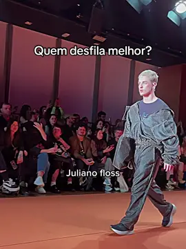 Quem tem o melhor catwalk?🧏🏻 . #foryou #meme #desfile #spfw #julianofloss #mayamassafera #blogueirinha #francisquinho #jojotodynho #camilaqueiroz #leandrinha #catwalk #desfiledemoda #theflopera🦄💕 #humor #queenofcaremão 