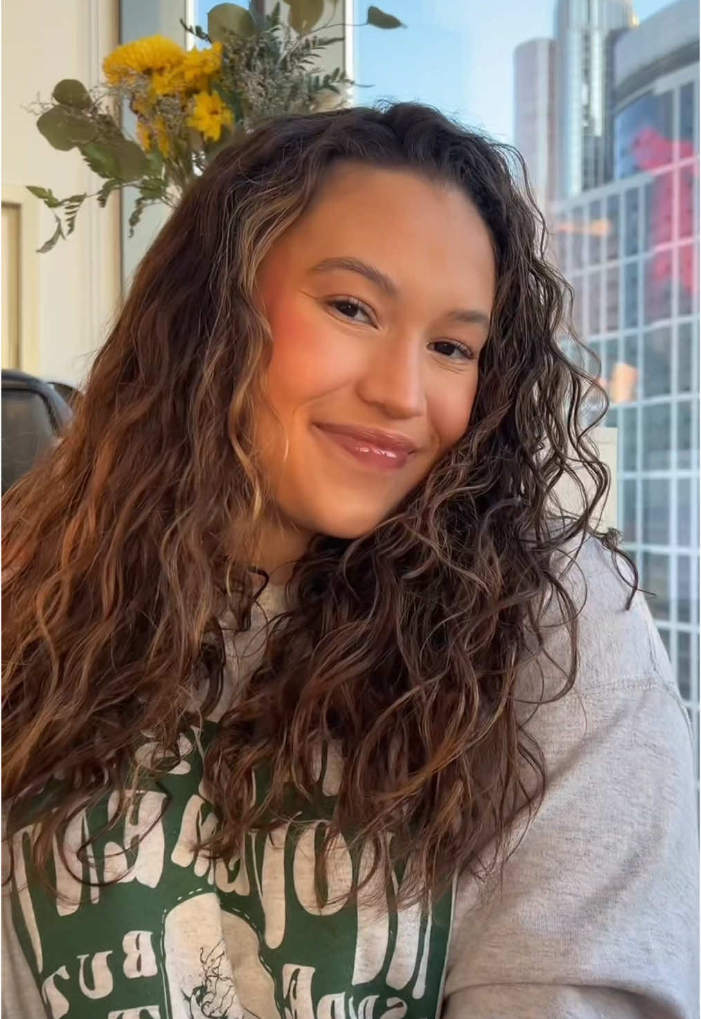 Golden hour glow ✨ using @Armani beauty iconic #LuminousSilk foundation. This radiant finish is a must-have for any makeup bag! #giftedbyarmani #armanibeauties #luminous #glowingskin #makeuplook