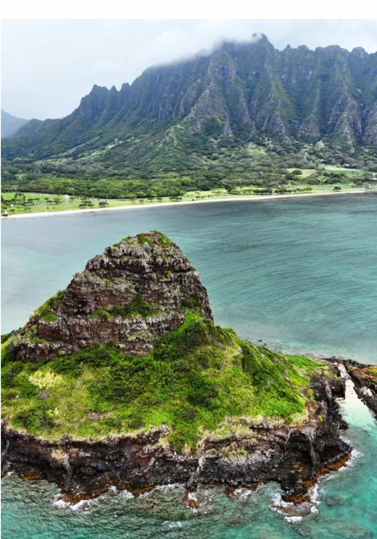 Aerial view of Mokoliʻi (Chinaman’s Hat) with the majestic Kualoa Ranch mountains in the background. A magical corner of Oahu where nature, legends, and the spirit of Aloha come together. #DroneView #ChinamansHat #KualoaRanch #OahuHawaii #mountains #jurassicpark #jurassicworld #oahu #aloha #hawaii #ocean #beach #magicIsland 