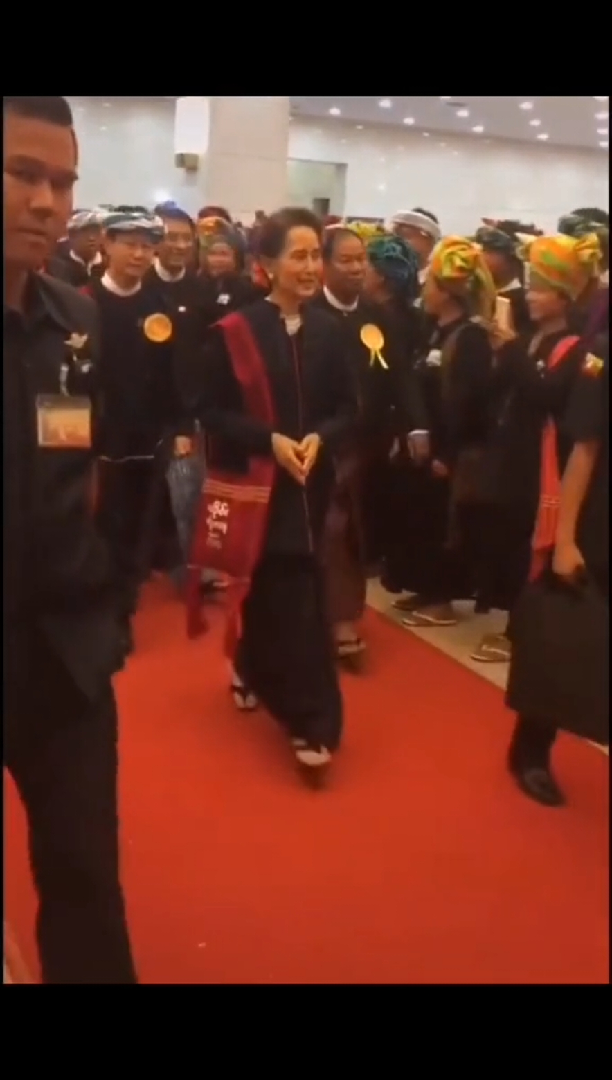 ရှားရှားပါးပါး အမေစုရဲ့ ပအို၀်းရိုးရာ၀တ်စုံနဲ့ 😘  #အောင်ဆန်းစုကြည် #aungsansuukyi #myanmar 