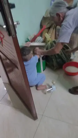 chưa hè nhưng chú báo nhỏ đã về báo cụ r