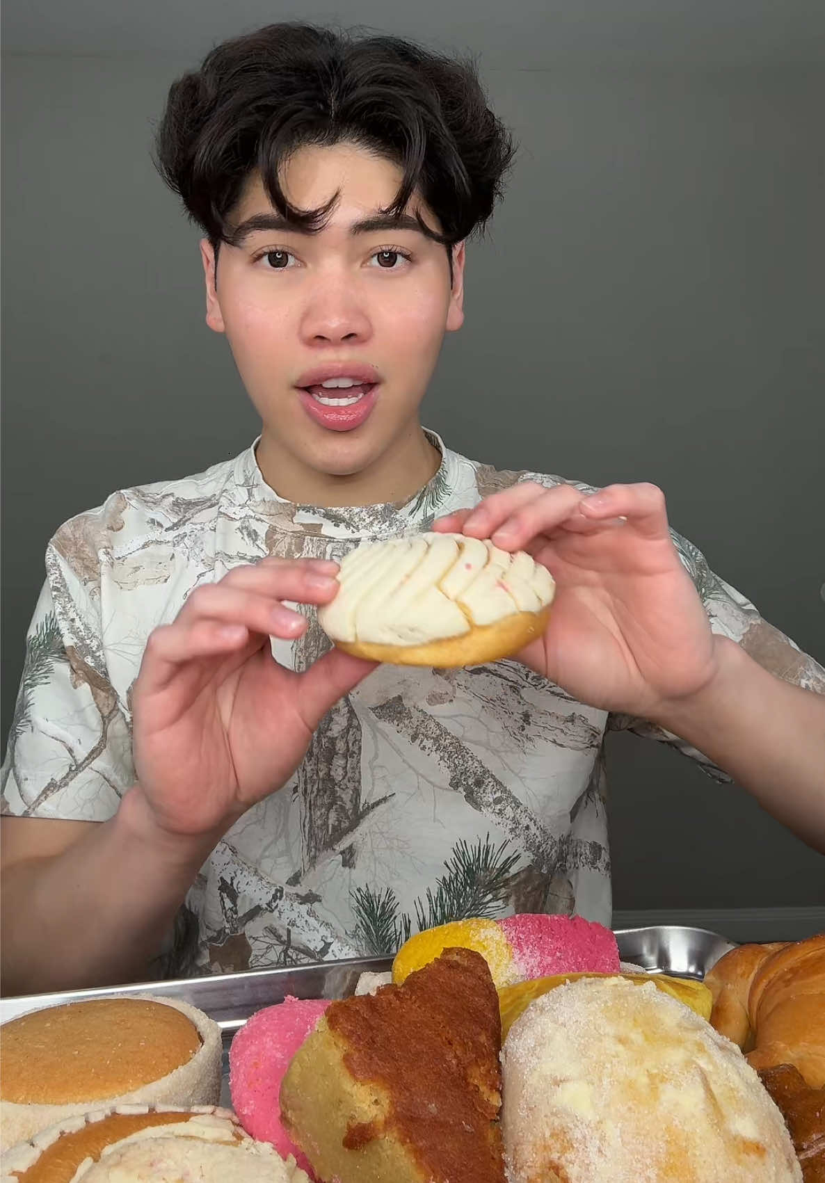 TRYING MEXICAN PASTRIES (PAN DULCE) FOR THE FIRST TIME 🥐🥖🇲🇽 #mexicanpastries #pandulce #panaderia #mukbang #tastetest #conchas 