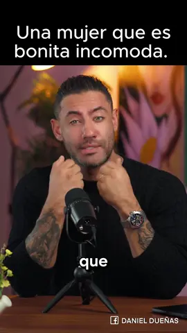 Una mujer bonita incomoda. #Frases #motivación #personal #honestidad #hombresdevalor #mujeresdevalor #amor #DanielDueñas 