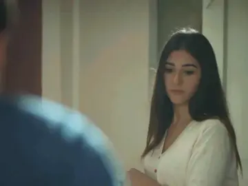 اي ده انت صاحي لا نايم نسمه عايزه تذاكر من نور بس نور رفض طب انا عايزه سماعه زي بتاعتك لان الفانز بيشتكو