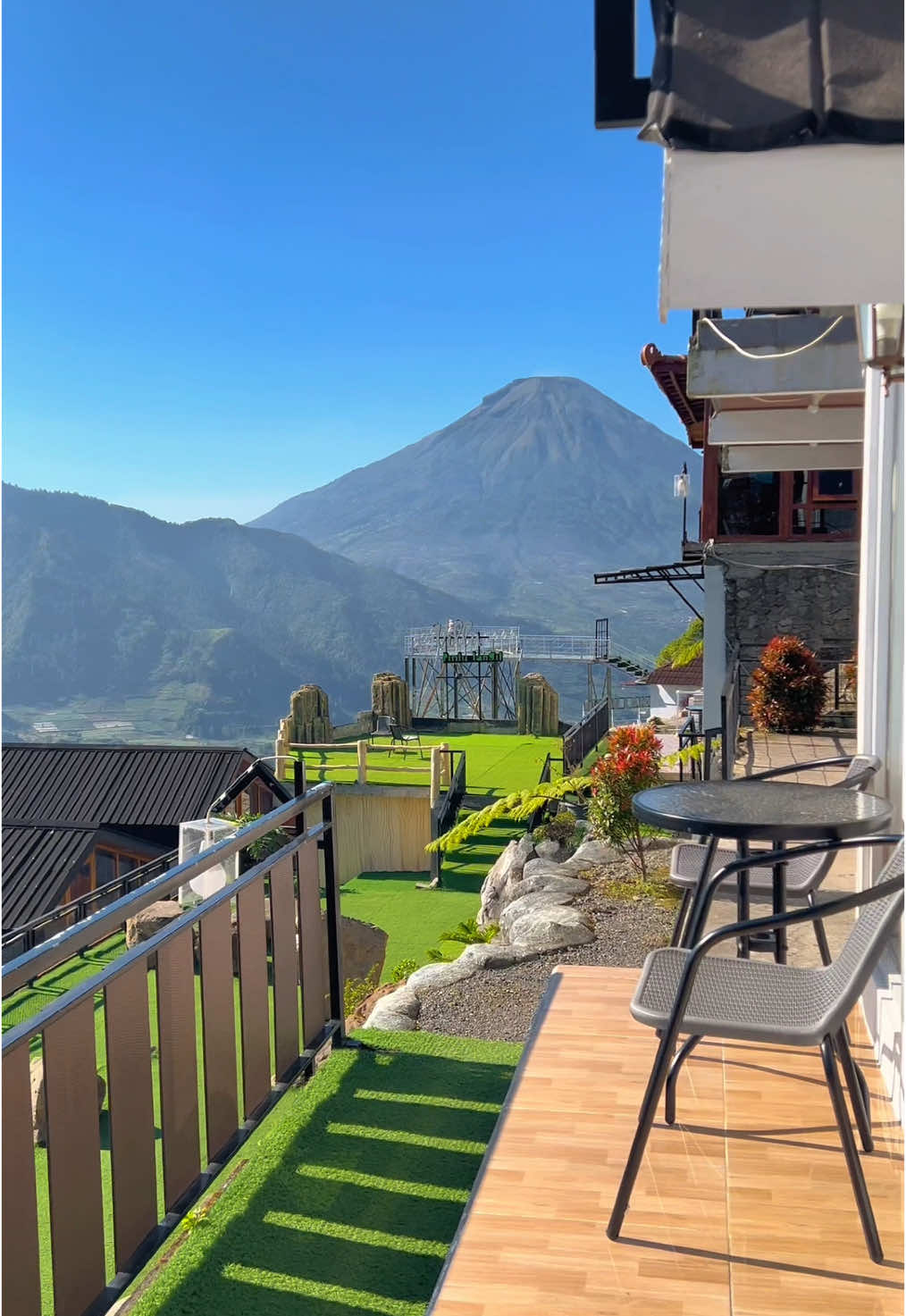 Bayangin kalian nginap disini terus pas dapet view seperti ini #fyp #fypシ゚ #jelajahdieng #diengwonosobo #pintulangitskyview #villapintulangit 